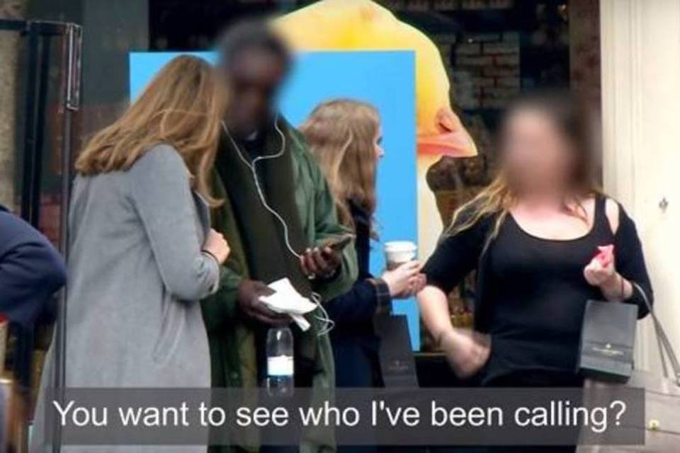 Mulher aborda estranhos e pede para 'invadir' celulares