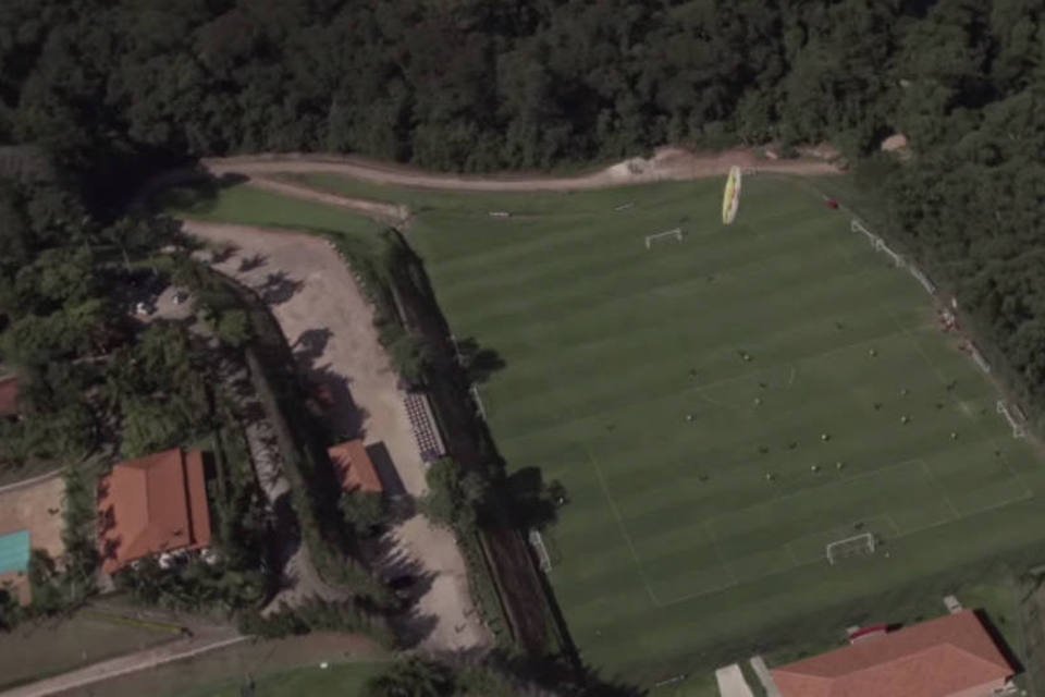 Uniforme do Red Bull é entregue de paraquedas aos jogadores