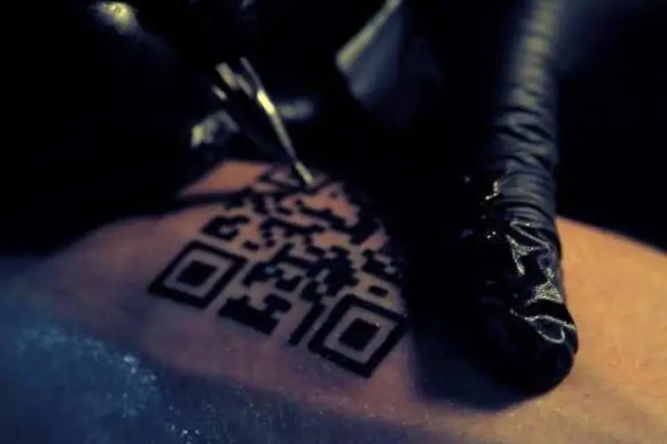 Ação que tatua QR Code para marcar a música na pele das pessoas (Reprodução)