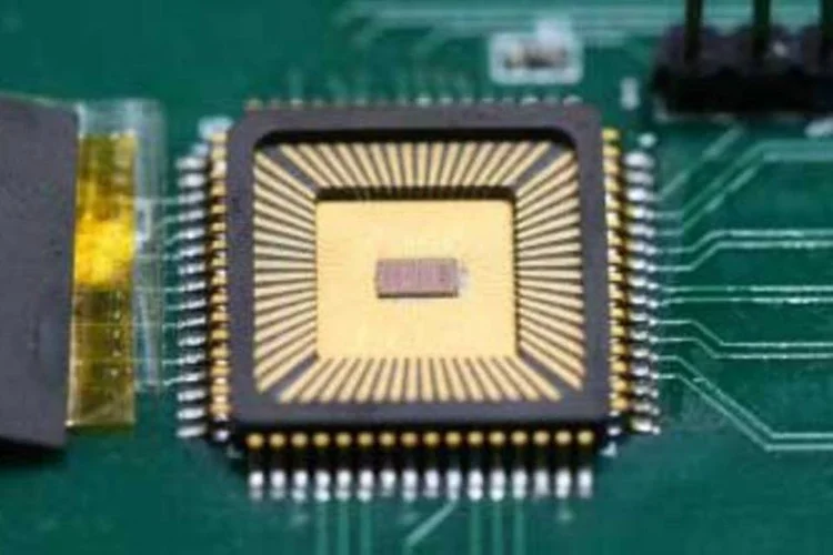 
	 O chip Sampa projetado para fazer a leitura de dados de detectores a g&aacute;s, como o TPC e o Muon Chamber
 (Marcos Santos/USP Imagens)