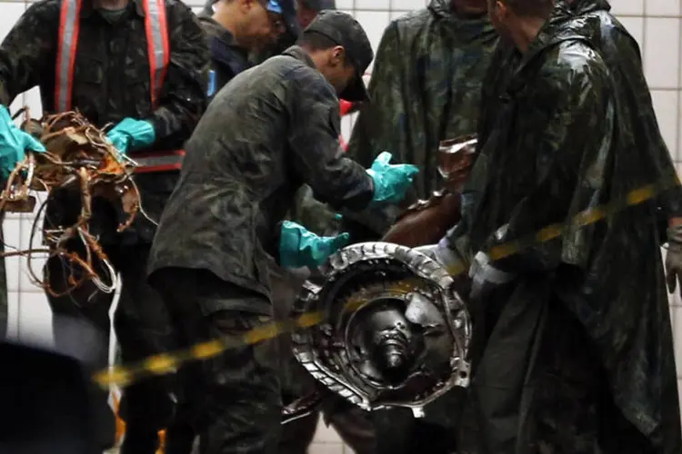 Funcionários da Aeronáutica retiram partes do avião que caiu em Santos, que matou Eduardo Campos (Paulo Whitaker/Reuters)
