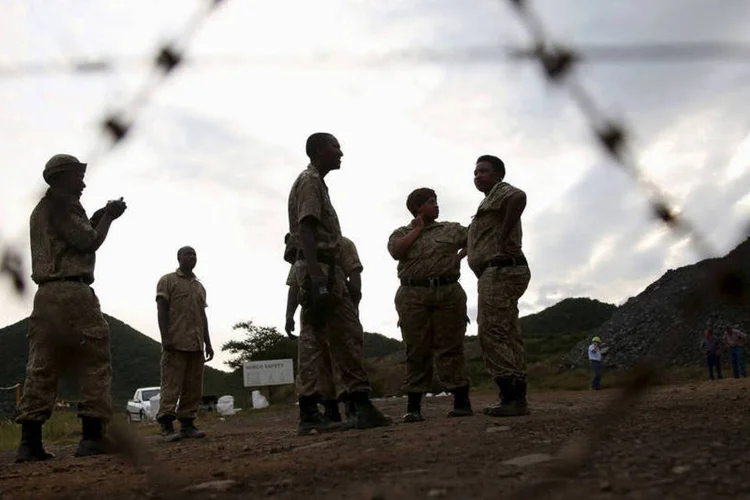
	Acidente: s&oacute; permanecem presos uma mulher e dois homens, que est&atilde;o l&aacute; desde sexta-feira
 (Siphiwe Sibeko / Reuters)