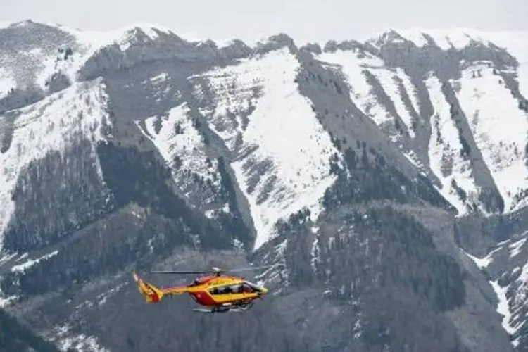 Helicóptero da defesa civil francesa sobrevoa a área do acidente (Anne-Christine Poujoulat/AFP)