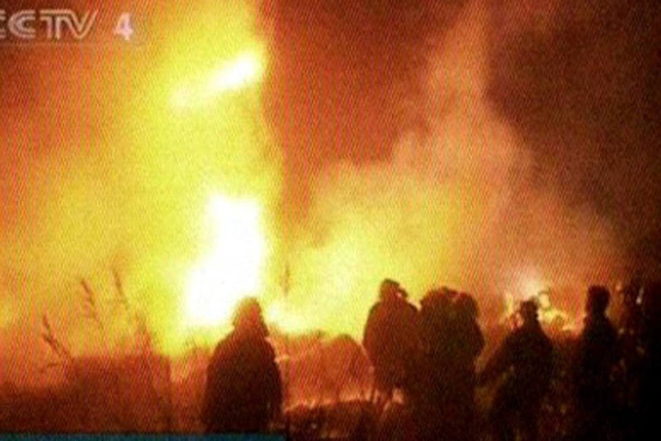 Imagem de rede de TV CCTV mostra avião pegando fogo após acidente (Reprodução/CCTV)