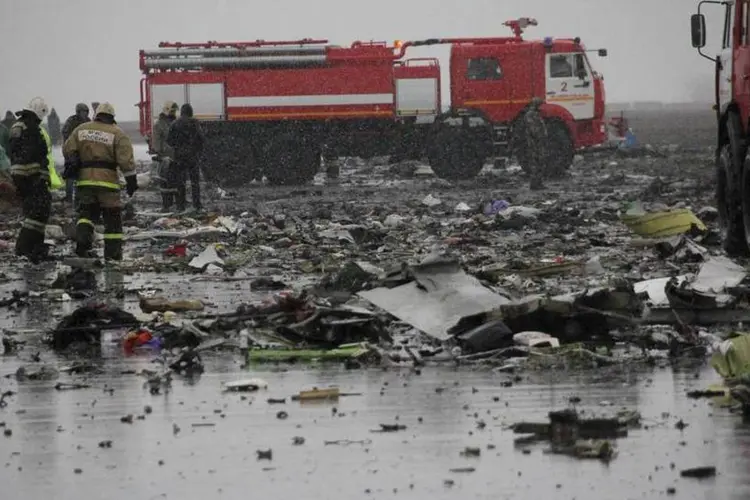 Destroços do acidente com o avião Rostov-on-Don, no sul da Rússia, no dia 19 de março de 2016 (Imagem cedida à Reuters pelo Ministério para Situações de Emergências da Rússia)