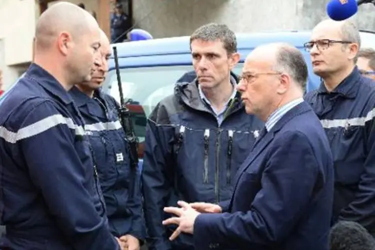 O ministro Interior da França, Bernard Cazeneuve, conversa em Seyne com bombeiros envolvidos na operação de resgate (Boris Horvat/AFP)