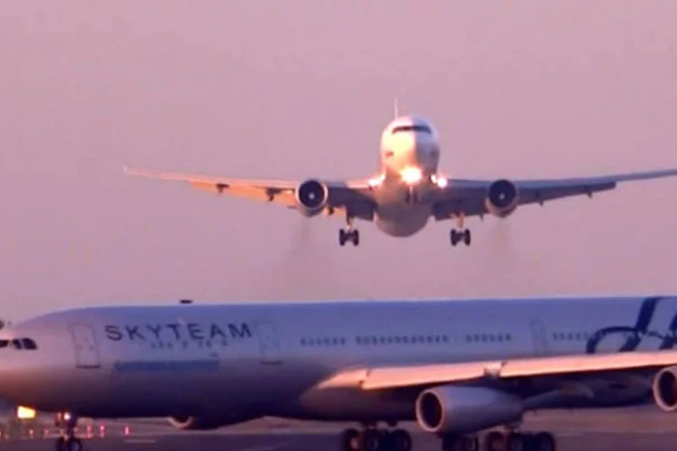 Imagem de um vídeo mostra momento em que dois aviões quase colidiram em Barcelona (Reprodução/Youtube)