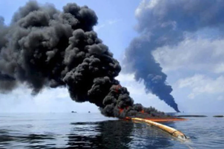 Vazamento do petróleo depois da explosão: acidente também derrubou as ações da BP  (.)