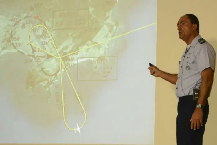 O investigador encarregado, tenente-coronel Raul de Souza, apresenta dados sobre a investigação do acidente que matou Eduardo Campos (José Cruz/ABr)