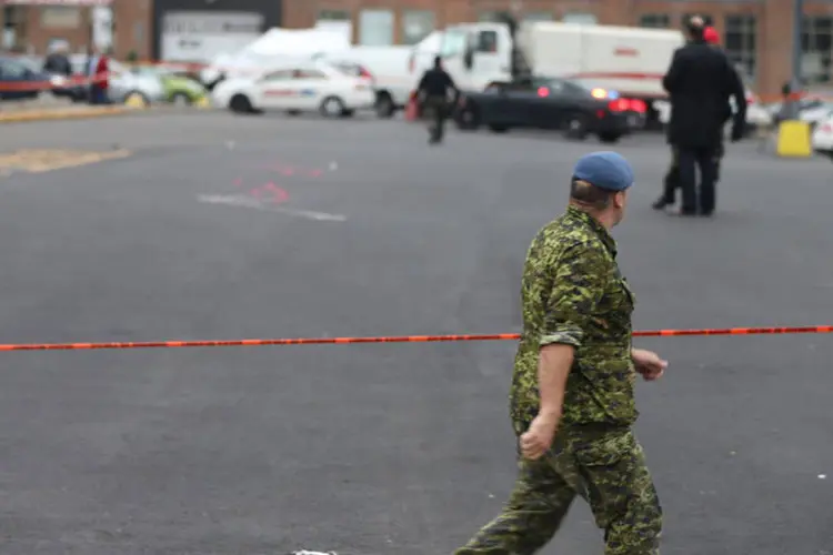Membro das Forças Armadas do Canadá avalia o local onde um suposto militante canadense atropelou dois soldados (Christinne Muschi/Reuters)