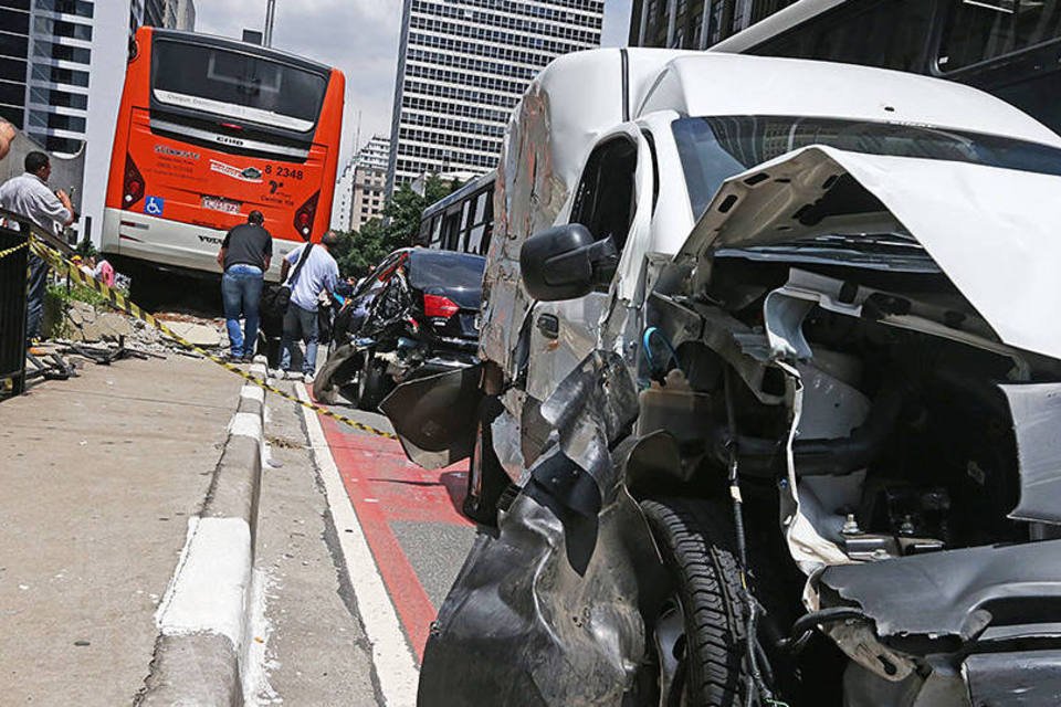Acidente com 13 carros e ônibus interdita a Avenida Paulista