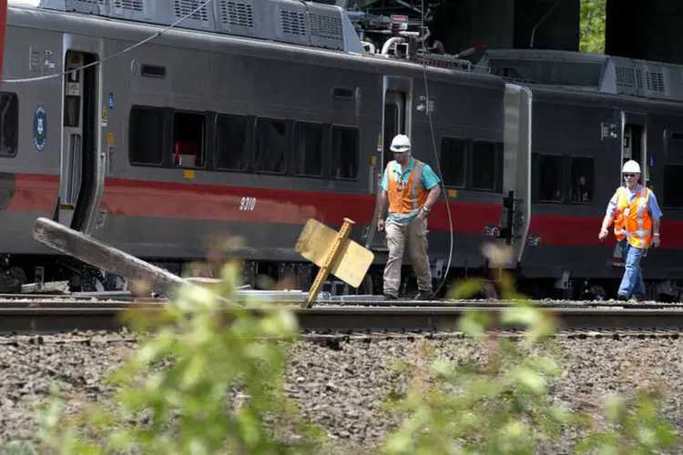 Equipe técnica avalia choque de trens em Connecticut, nos EUA (Michael Graae/Getty Images)