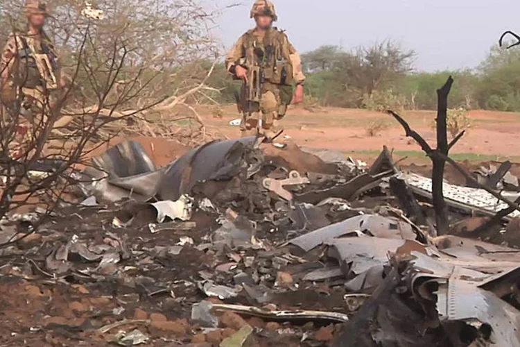 
	Destro&ccedil;os do avi&atilde;o da Air Alg&eacute;ria s&atilde;o vistos no local do acidente, no Mali
 (ECPAD/Divulgação via Reuters)