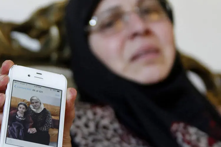 Cunhada de uma das vítimas do acidente da Air Algérie, no sul do Líbano (Ali Hashisho/Reuters)
