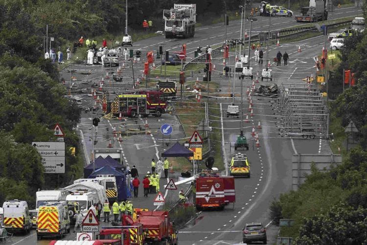 
	Acidente de avi&atilde;o em estrada na Inglaterra: chefe da pol&iacute;cia de Sussex explicou que embora estimassem que havia 11 corpos, o n&uacute;mero &quot;poderia aumentar na pr&oacute;ximas horas&quot;
 (Reuters / Luke MacGregor)