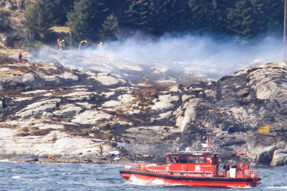 Helicóptero com 13 pessoas cai na costa da Noruega