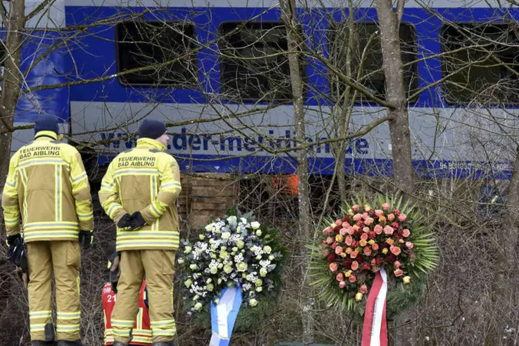 
	Acidente de trem: onze pessoas morreram e mais de 80 ficaram feridas no choque entre dois trens regionais no sul da Alemanha
 (Lukas Barth / Reuters)