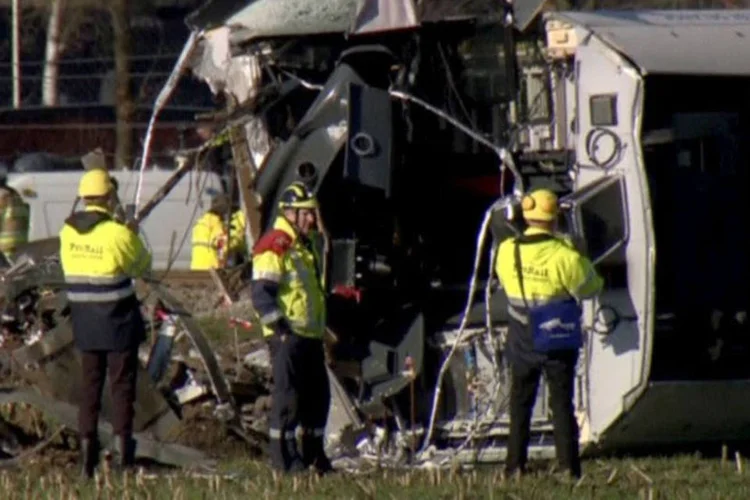 
	Acidente de trem na Holanda: o condutor da plataforma elevat&oacute;ria, que conseguiu pular do aparelho antes da colis&atilde;o, foi detido e interrogado pela pol&iacute;cia
 (Reuters)