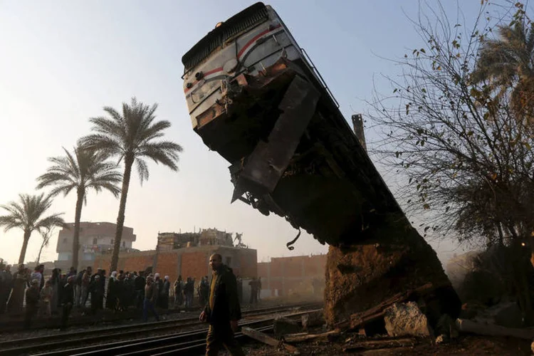 
	Acidente de trem: ele virou quando a locomotiva se chocou com uma barreira por causa de um erro humano
 (Mohamed Abd El Ghany / Reuters)