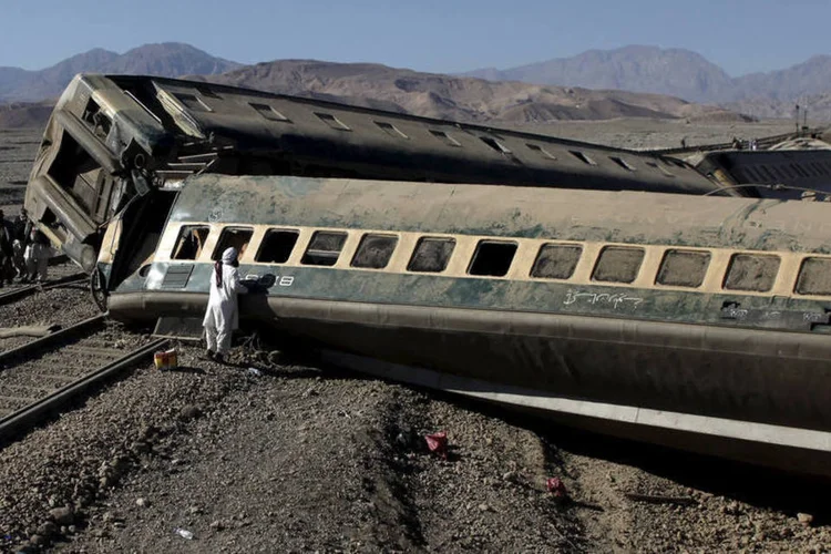 
	Acidente de trem: &quot;Entre as v&iacute;timas confirmadas h&aacute; oito passageiros, dois maquinistas e dois policiais do transporte ferrovi&aacute;rio&quot;
 (Naseer Ahmed / Reuters)