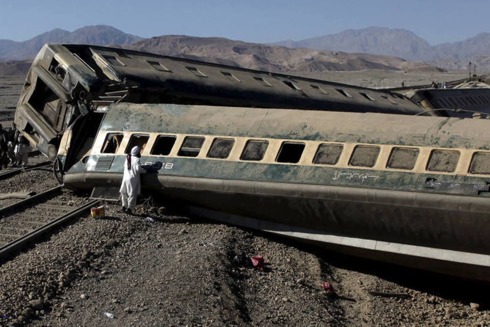 Doze mortos e 100 feridos em acidente de trem no Paquistão