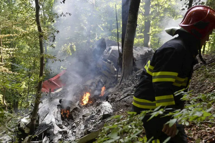Bombeiro inspeciona local de acidente de dois aviões na Eslováquia:  (Reuters/ Radovan Stoklasa)