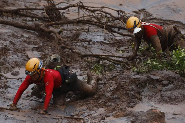 
	Equipes de resgate: a presidente Dilma Rousseff responsabilizou a Samarco pelo desastre
 (REUTERS/Ricardo Moraes)