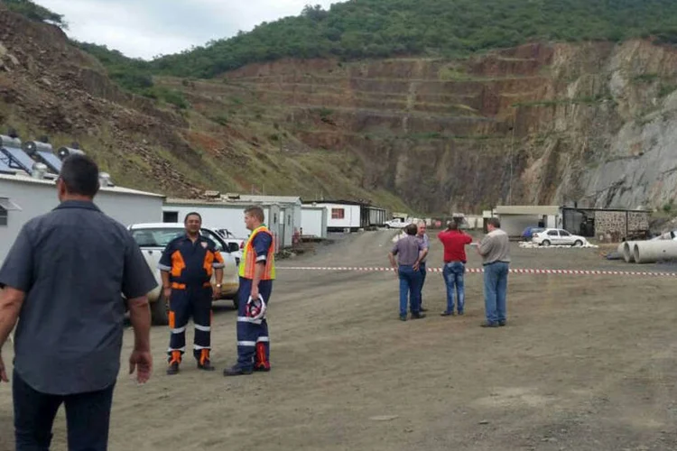 
	Acidente: soldados dos servi&ccedil;os de emerg&ecirc;ncias continuam com os trabalhos de resgate para tirar os mineiros preso
 (Lowvelder / Barberton Times / Reuters)