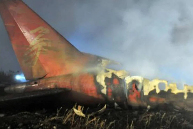 Destroços do Embraer ERJ-190, que caiu na China, matando 42 pessoas (AFP)
