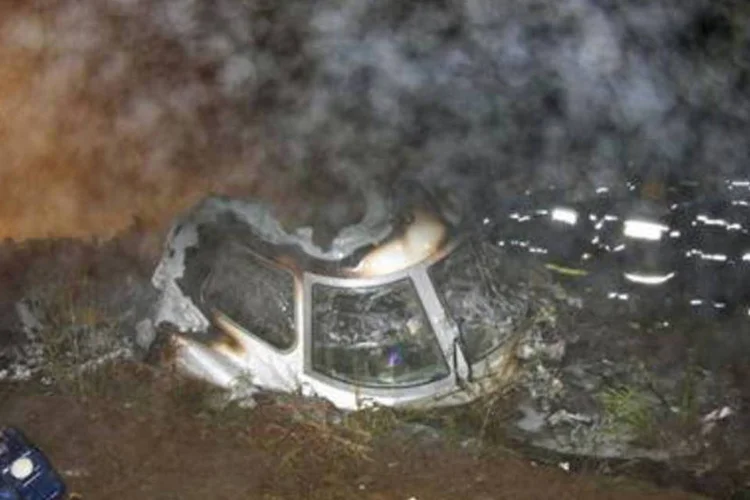 Agentes do resgate buscam os corpos das vítimas de um avião da Embraer que caiu em Yichun, na China (.)