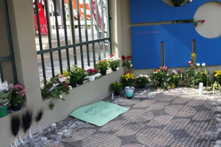 
	Homenagens feitas por estudantes da Universidade de Mogi das Cruzes aos colegas v&iacute;timas do acidente de &ocirc;nibus: o ve&iacute;culo deslizou na pista at&eacute; capotar e cair em uma valeta
 (Daniel Mello/ Agência Brasil)
