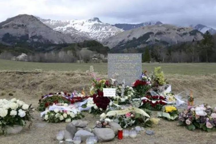 Flores são depositadas em frente a memoria em homenagem às vítimas de acidente aéreo (Franck Pennant)