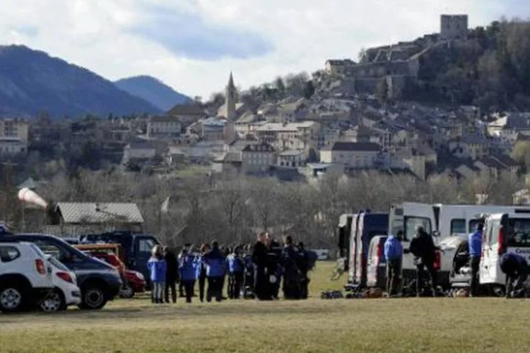 Policiais e investigadores se reúnem no local do acidente nos Alpes (Jean-Pierre Clatot/AFP)
