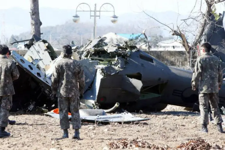 
	Acidente: o &uacute;nico sobrevivente do acidente foi o piloto do helic&oacute;ptero, de 50 anos, que est&aacute; em estado muito grave
 (YONHAP / AFP)