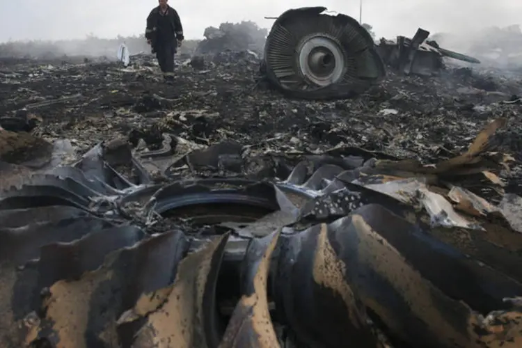 
	Equipes observam os destro&ccedil;os da aeronave da Malaysia Airlines, que caiu na Ucr&acirc;nia
 (Maxim Zmeyev/Reuters)