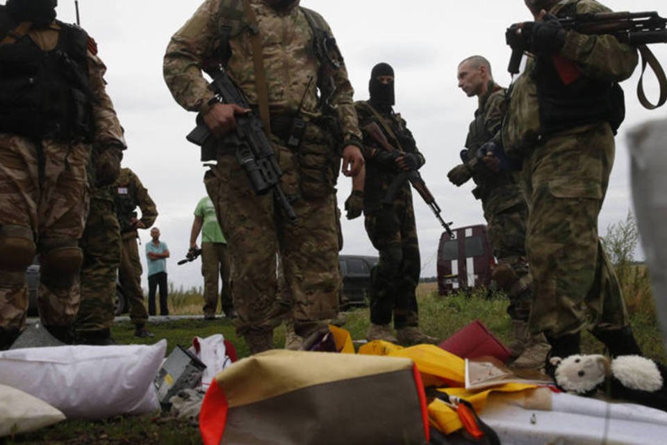 Ucrânia acusa pró-russos de removerem 38 corpos de avião