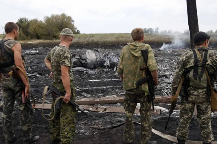 
	Separatistas armados pr&oacute;-R&uacute;ssia em local da queda de avi&atilde;o da Malaysia Airlines na Ucr&acirc;nia
 (Maxim Zmeyev/Reuters)