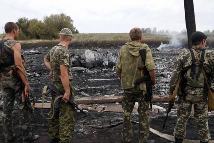 Separatistas armados pró-Rússia em local da queda de avião da Malaysia Airlines na Ucrânia (Maxim Zmeyev/Reuters)