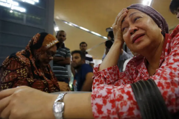 Mulher chora enquanto aguarda informações sobre o acidente da Malaysia Airlines na Ucrânia, em Kuala Lumpur (Samsul Said/Reuters)