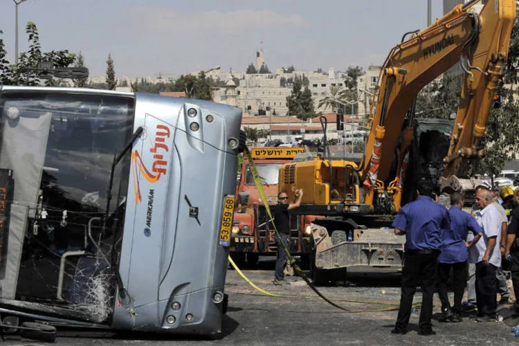 
	&Ocirc;nibus virado em cena de suposto ataque em Jerusal&eacute;m
 (Ammar Awad/Reuters)