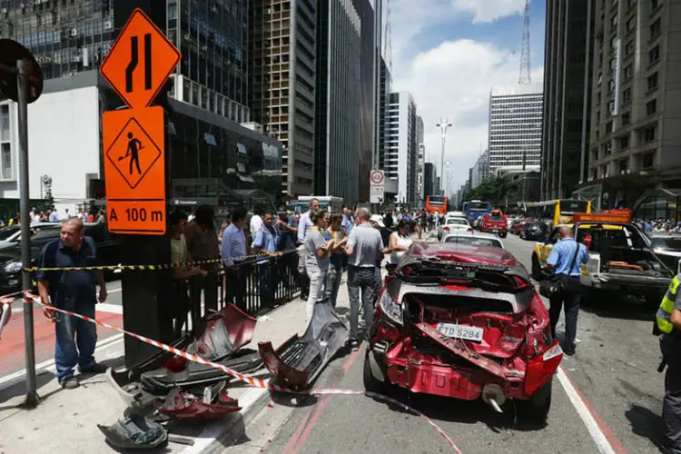Acidente na Paulista: segundo a CET, por volta das 13h40, via assinalava mais de 2 quilômetros de filas (Paulo Pinto/Fotos Publicas/Fotos Públicas)