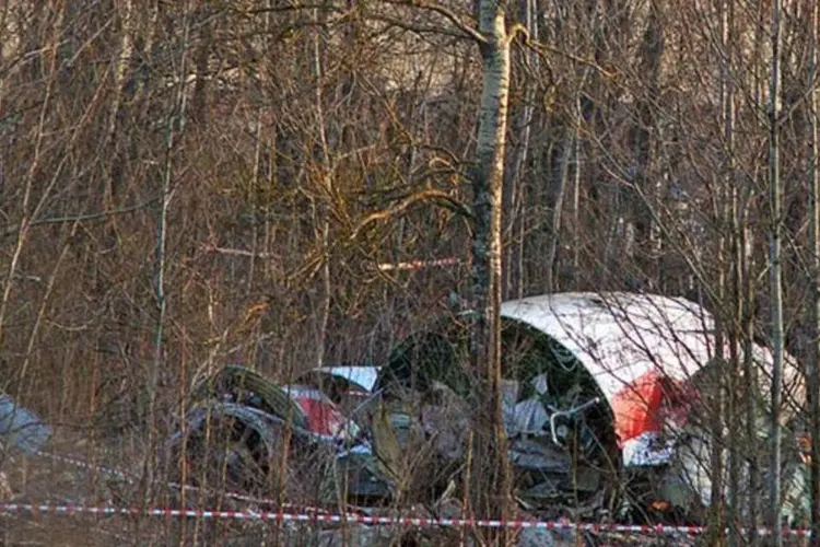 Restos do avião após o acidente que matou o então presidente polonês, Lech Kaczynski (Serge Serebro/Vitebsk Popular News/Wikimedia Commons)