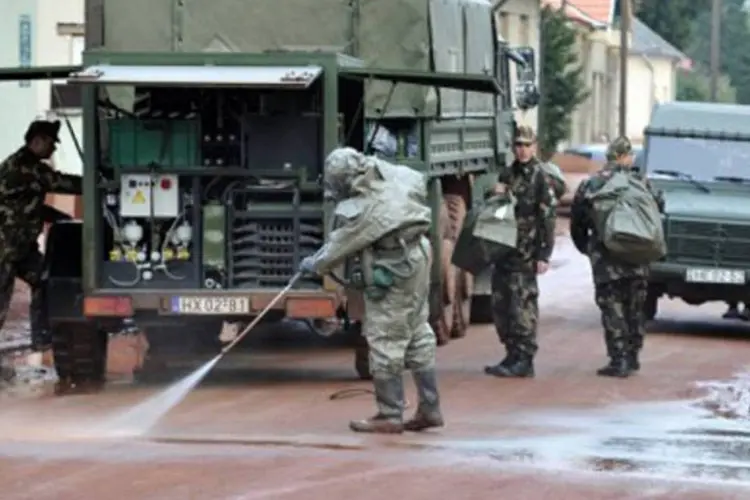 Soldados limpam rua de Devecser, na Hungria, após vazamento químico (.)