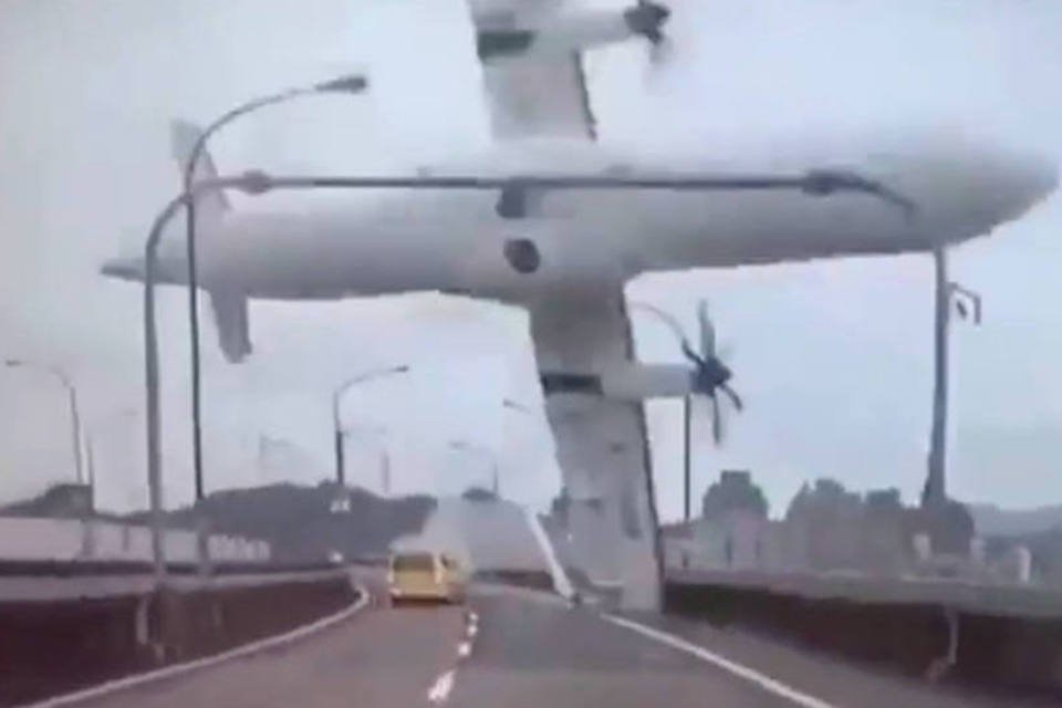 Vídeo mostra momento da queda de avião em Taiwan