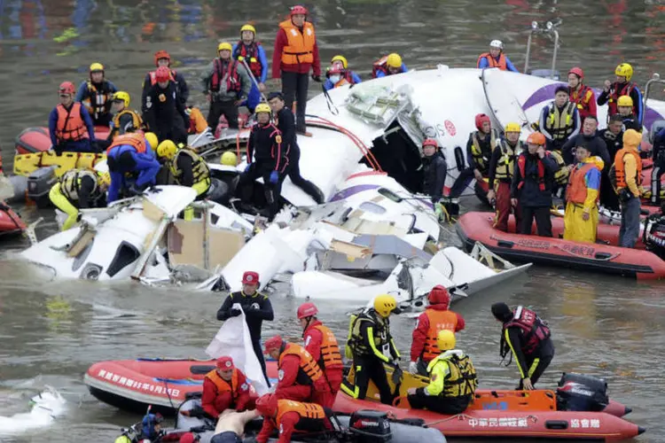 
	Acidente com ATR 72-600: o avi&atilde;o caiu no rio Keelung, no dia 4 de fevereiro de 2015, menos de 3 minutos ap&oacute;s decolar do aeroporto de Taip&eacute;
 (Stringer/Reuters)
