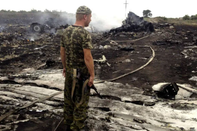 
	Separatista pr&oacute;-R&uacute;ssia observa destro&ccedil;os do Boeing que caiu na Ucr&acirc;nia
 (REUTERS/Maxim Zmeyev)