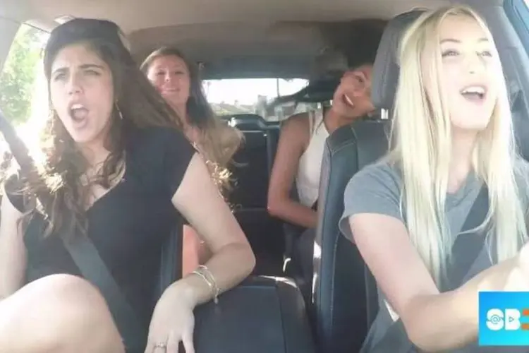 
	O v&iacute;deo mostra quatro garotas cantando e dan&ccedil;ando alegremente dentro do carro a m&uacute;sica &quot;Worth it&quot;, da banda Fifth Harmony
 (Reprodução/YouTube)