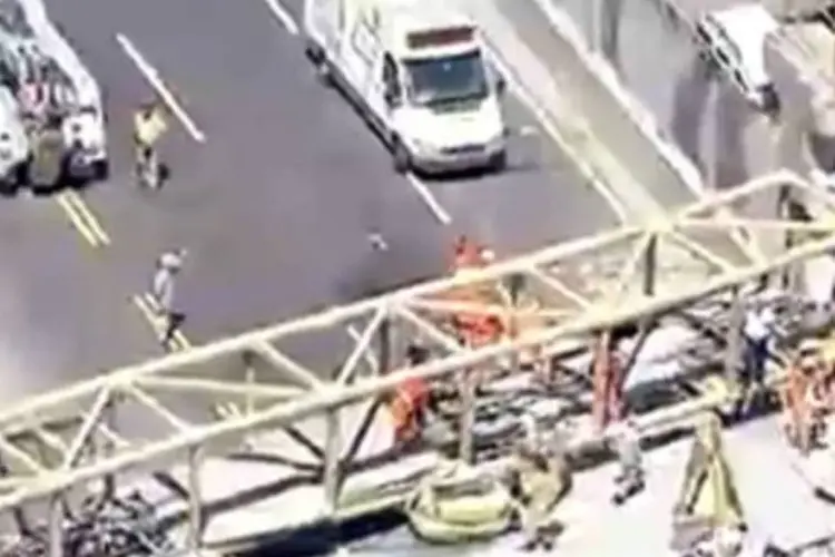 
	Vis&atilde;o a&eacute;rea do acidente de queda de passarela na Linha Amarela no RJ: quatro pessoas morreram
 (Reprodução / GloboNews)