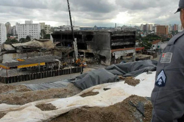
	Bombeiro observa o local do acidente com o avi&atilde;o da TAM no aeroporto de Congonhas, em foto de 2007
 (Valter Campanato/ABr)
