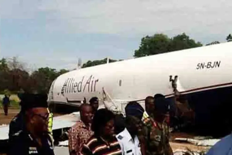 Avião de carga não conseguiu pousar na pista do aeroporto e atingiu um micro-ônibus (Adadevoh David/ AFP)